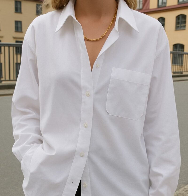 oversize bela košulja uz komad nakita