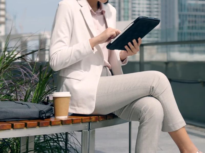 Prirodni materijali i slojevito oblačenje omogućavaju udobnost i stil koji se menja s tvojim poslovnim potrebama.