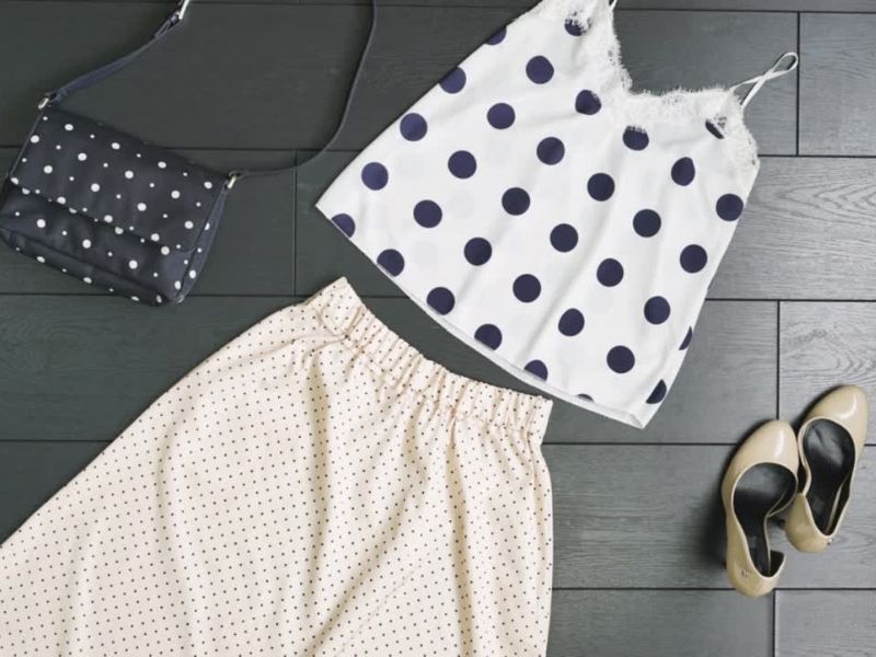 Suknja, torbica i majica na bretele sa tufnicama za žene i bež cipele na potpeticu