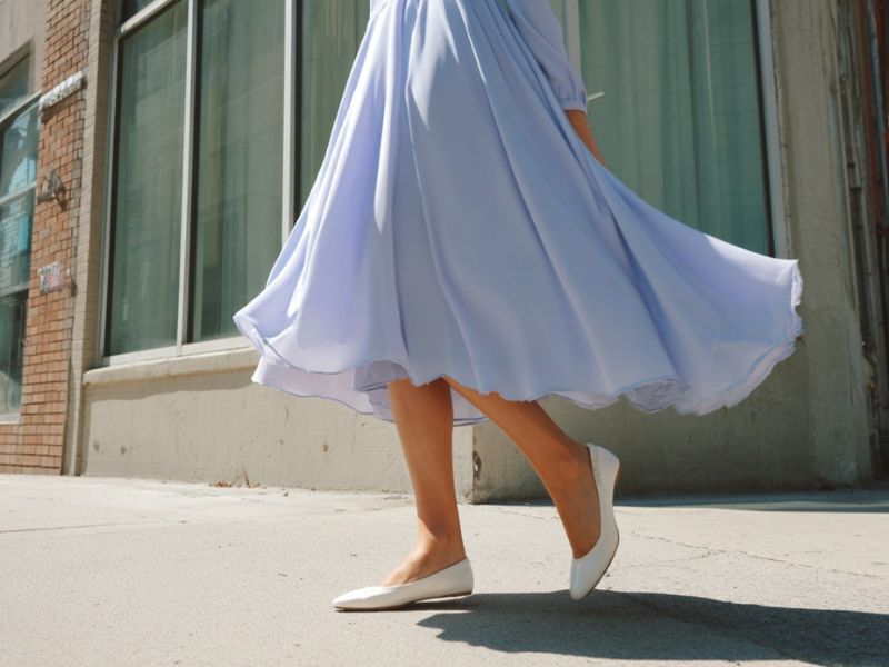 Lagana letnja haljina u boji laavnde u kombinaciji sa belim baletankama