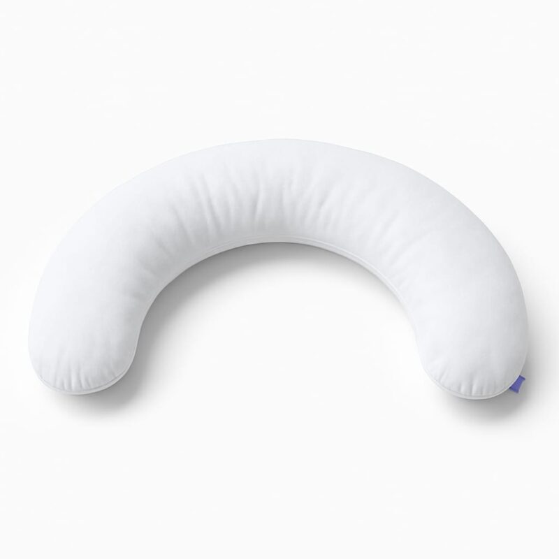 Banana jastuk u beloj boji postavljen na ravnoj površini